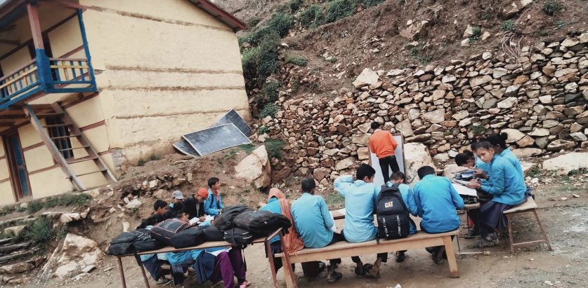 विद्यार्थी चौरमा पढ्न बाध्य