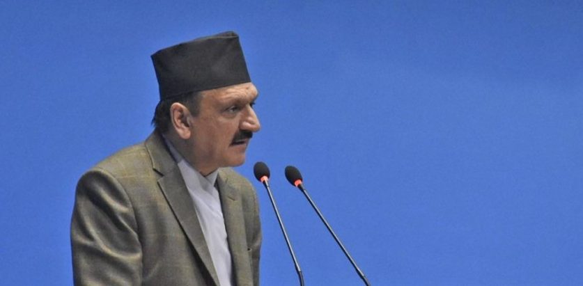 अर्थमन्त्री डा. महत, केपी ओली र रवि लामिछाने संवाद गर्दै