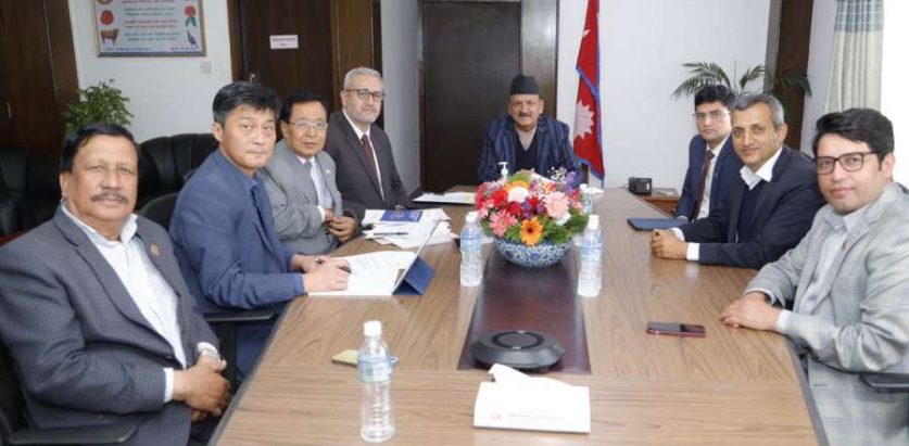 विश्व बैंकका अधिकारीसँग अर्थमन्त्रीको छलफल