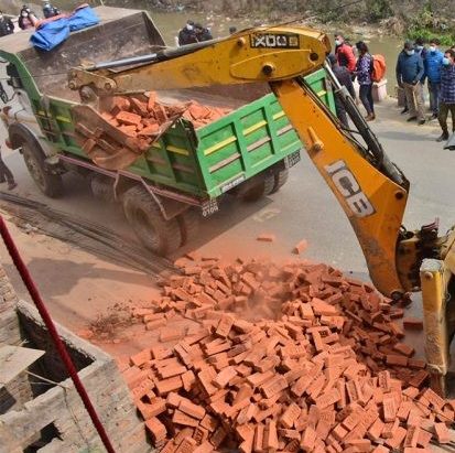 महानगरको स्वीकृति बिना सडकमा सामग्री राख्न नपाइने