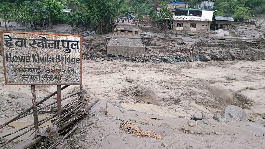 हेवा खोलामा बाढी : संखुवासभामा १७ जना बेपत्ता, तीन जनाको उद्धार