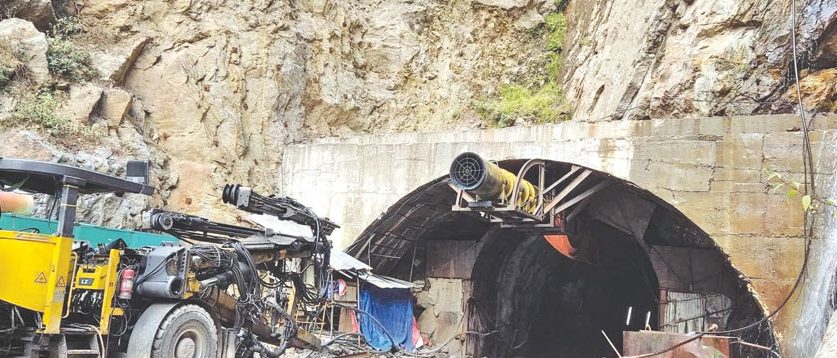 लामाबगर सुरुङ मार्गमा चल्न थाले सवारीसाधन