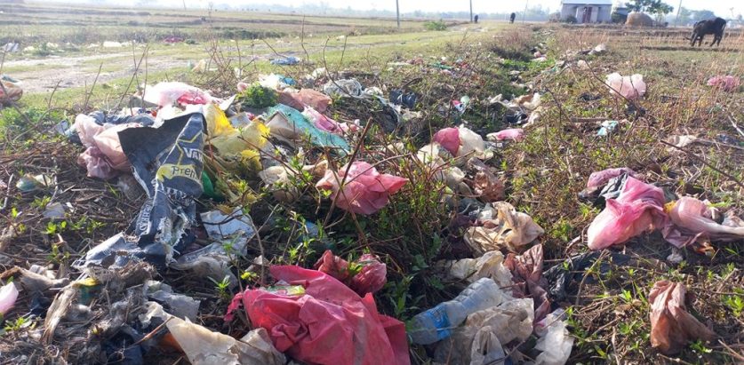 गाउँमा पुगे शहरका फोहोर