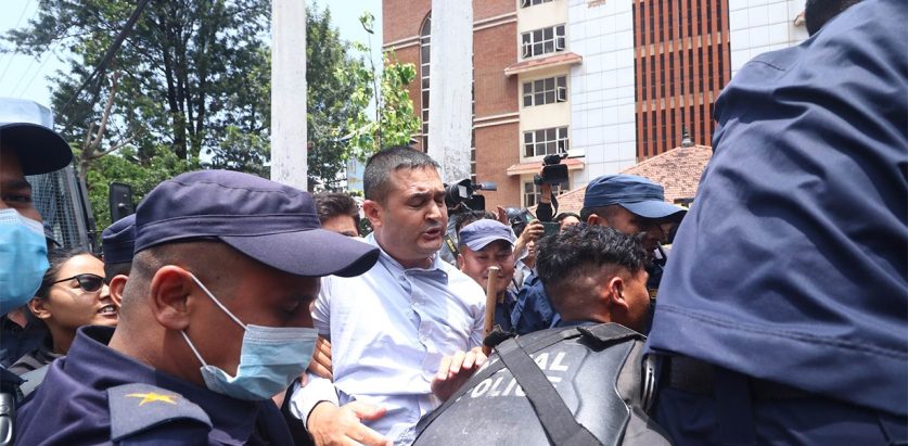 मुद्दा फिर्ताविरुद्ध धर्ना दिन पुगेका उपप्राध्यापक चलाउने पक्राउ