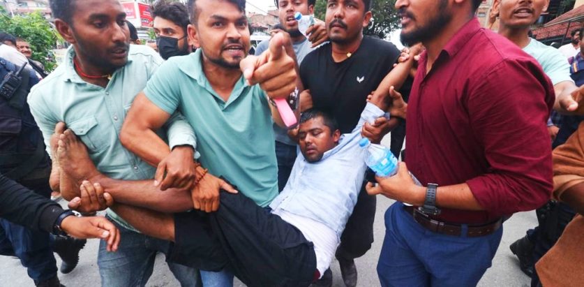 नागरिकताको माग राखेर प्रदर्शन गर्दागर्दै बेहोस