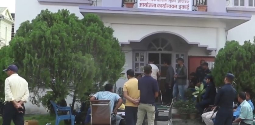 चार लाख घुस सहित झापामा तीन कर्मचारी पक्राउ