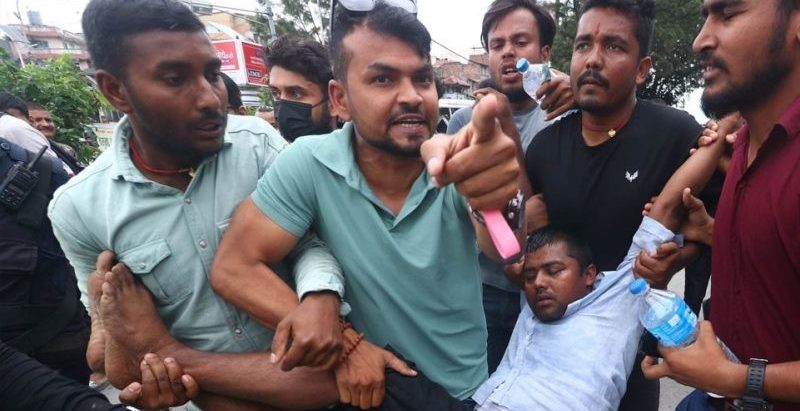 प्रदर्शन गर्दागर्दै बेहोस