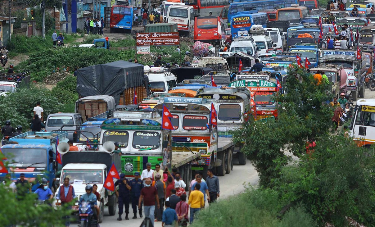 पुराना गाडी हटाउने निर्णय खारेज गर्न माग गर्दै प्रदर्शन 