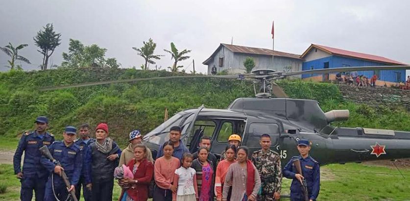 १२ जनाको हेलिकप्टरबाट उद्धार