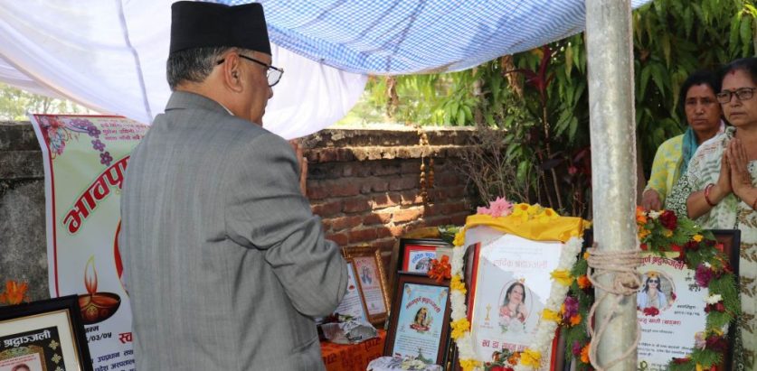 उपप्रधानमन्त्री पूर्णबहादुरको घरमा प्रचण्ड, बुहारीको निधनप्रति श्रद्धाञ्जली