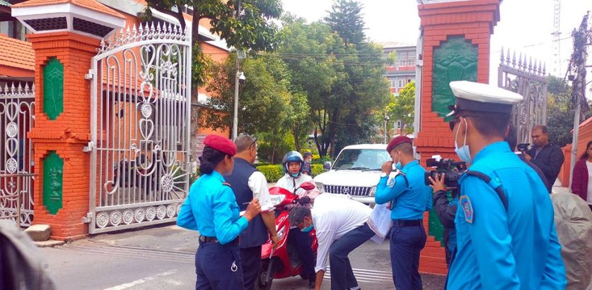 हाजिर गरेर टाप कस्ने सिंहदरबारका कर्मचारीमाथि छड्के चेक