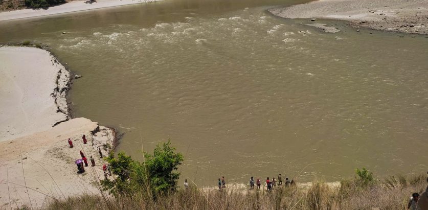सुनकोसीमा खस्दा यसरी बाँचे गाडी चालक
