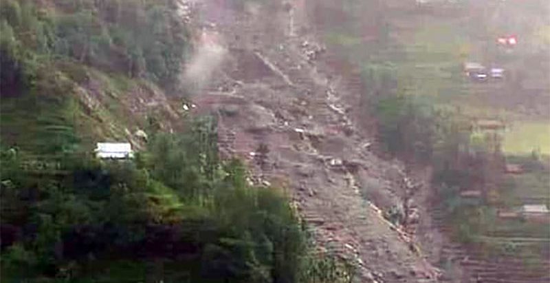 ताप्लेजुङ पहिरो: अझै फेला परेरनन् एकै परिवारका ३ जना