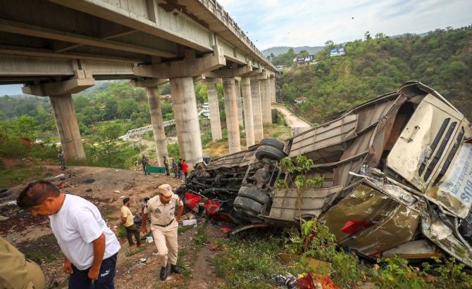 बस दुर्घटना हुँदा ११ जनाको मृत्यु