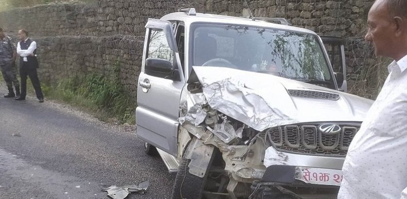 सिडिओ सवार गाडी दुर्घटनामा