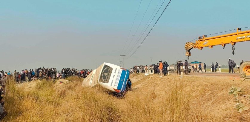 ४० जना यात्रुहरु बोकेको बस दुर्घटना