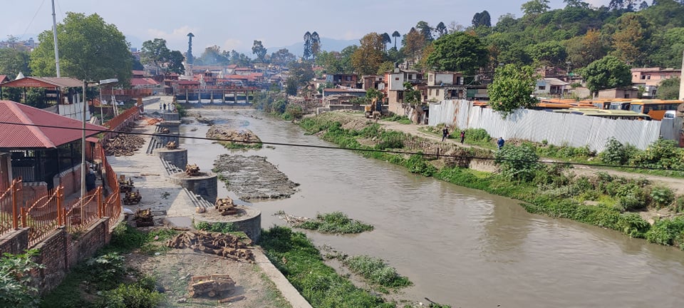 दुर्गन्धित बन्दै बागमती