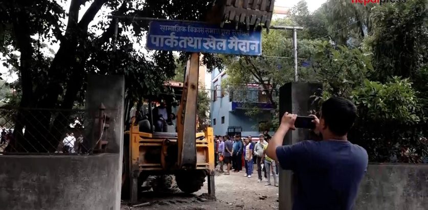 स्थानीयको विरोधबीच अनामनगरको सार्वजनिक जग्गामा महानगरको डोजर