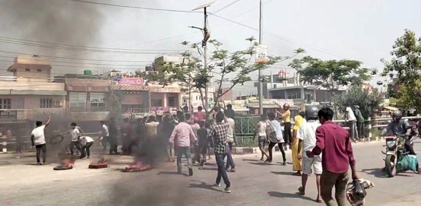 सर्वोच्चको आदेशविरुद्ध धनुषामा प्रदर्शन, राजमार्ग अवरुद्ध