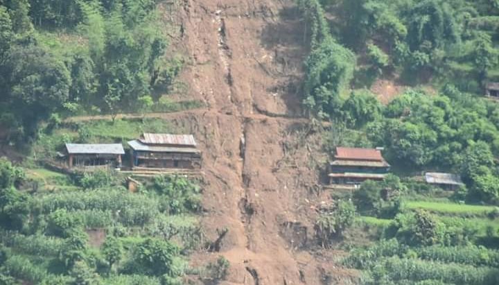 पहिरोले घर पुरिँदा एकै परिवारका ३ जनाको मृत्यु