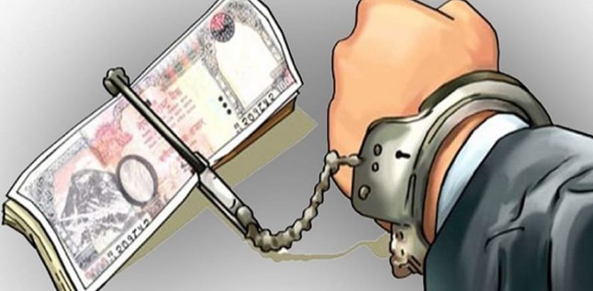 चार लाख घुस रकमसहित तीन कर्मचारी पक्राउ