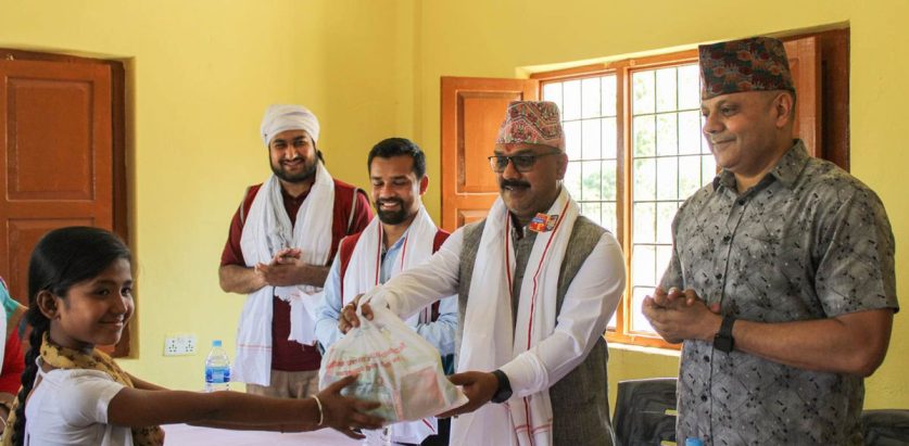 विद्यार्थीहरुलाई राहत सामग्री वितरण