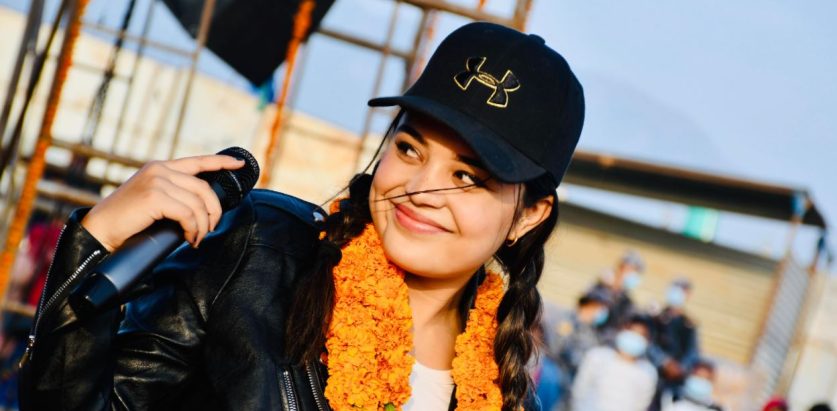 समीक्षालाई गीत रेकर्ड गर्न भ्याई नभ्याई