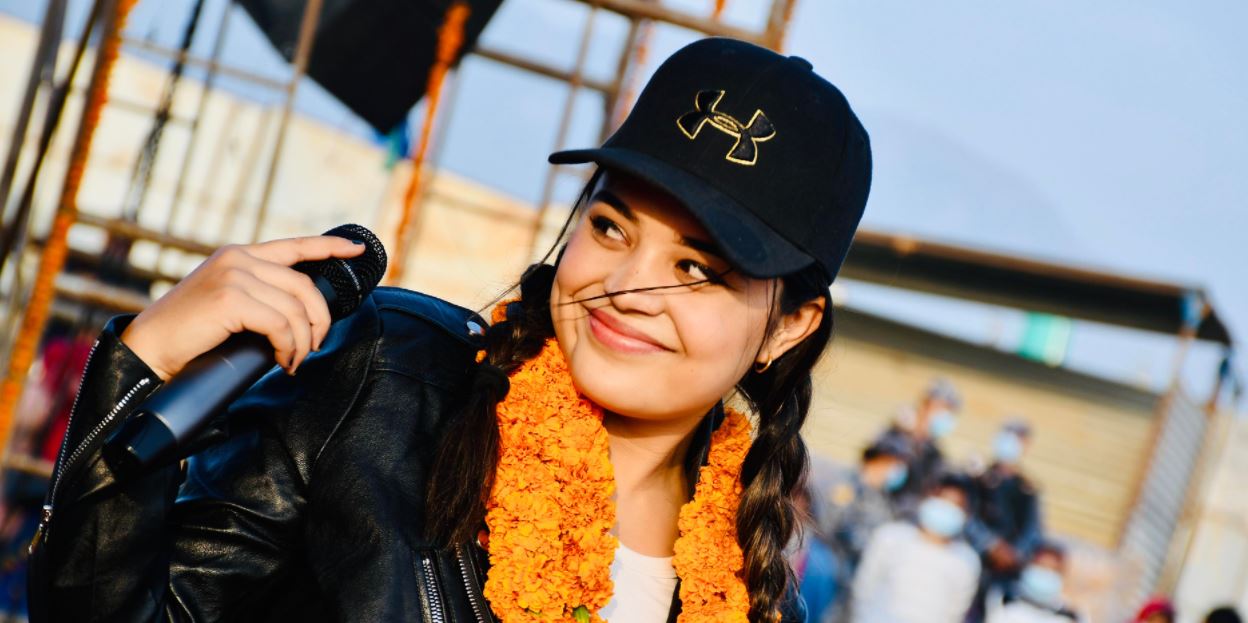 समीक्षालाई गीत रेकर्ड गर्न भ्याई नभ्याई