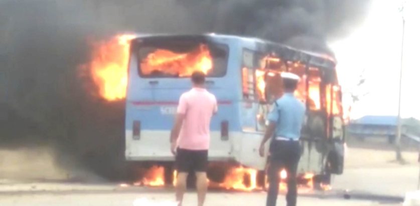 निर्माणाधीन पूर्व-पश्चिम राजमार्गको डिभाइडरमा ठोक्किएर स्कूल बसमा आगो लागेपछि…