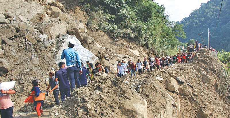 पहिरोले बुटवल-पाल्पा सडक बिहानैदेखि दुई ठाउँमा अवरुद्ध