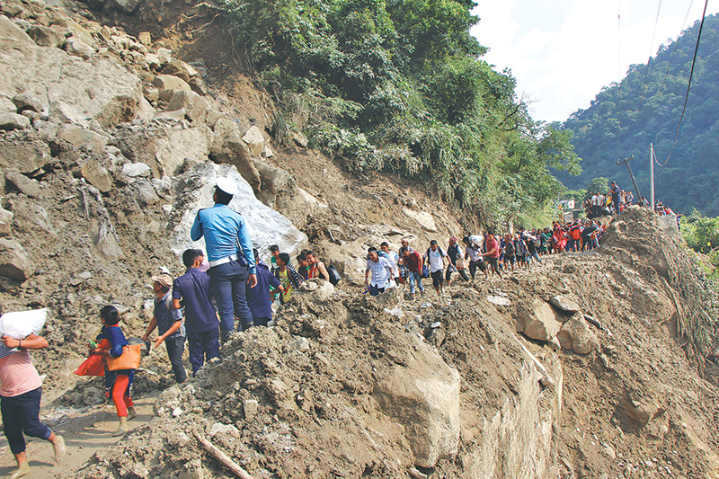 पहिरोले बुटवल-पाल्पा सडक बिहानैदेखि दुई ठाउँमा अवरुद्ध