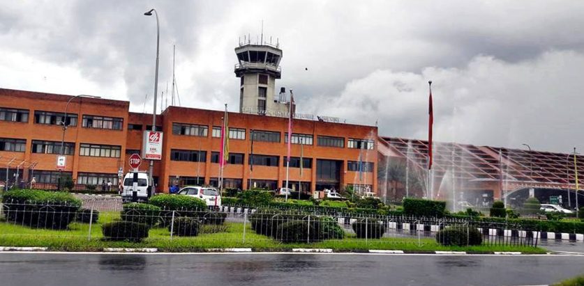 अवैध विदेशी मुद्रासहित तीनजना विमानस्थलबाट पक्राउ