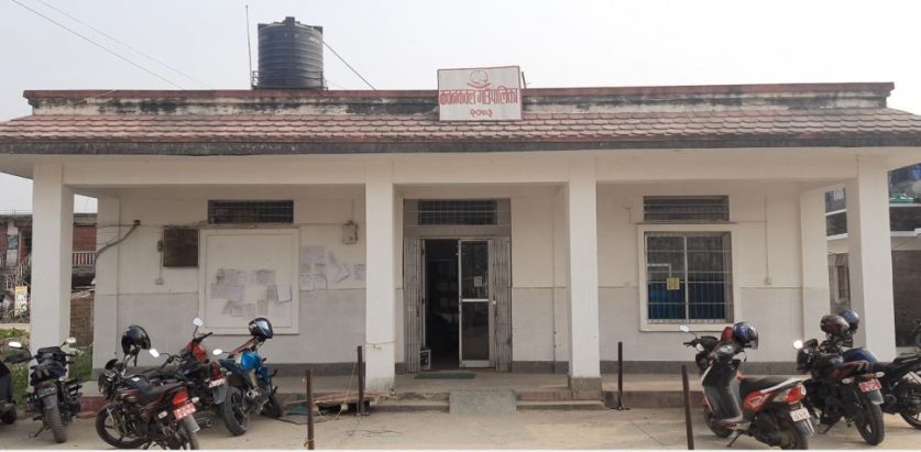 कचनकवल गाउँपालिकाले वितरण गरेको माछाको भुरामा ठगिए किसान, १००० को पोकामा ५०० मात्र