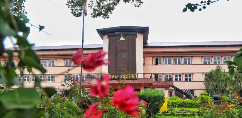 न्यायाधीश नै न्याय माग्दै सर्वोच्चमा