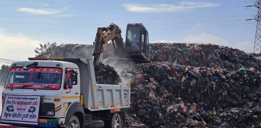 दुर्गन्ध हटाउन ‘क्यापिङ’ गर्दै