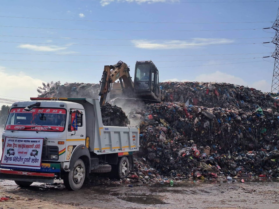 दुर्गन्ध हटाउन ‘क्यापिङ’ गर्दै