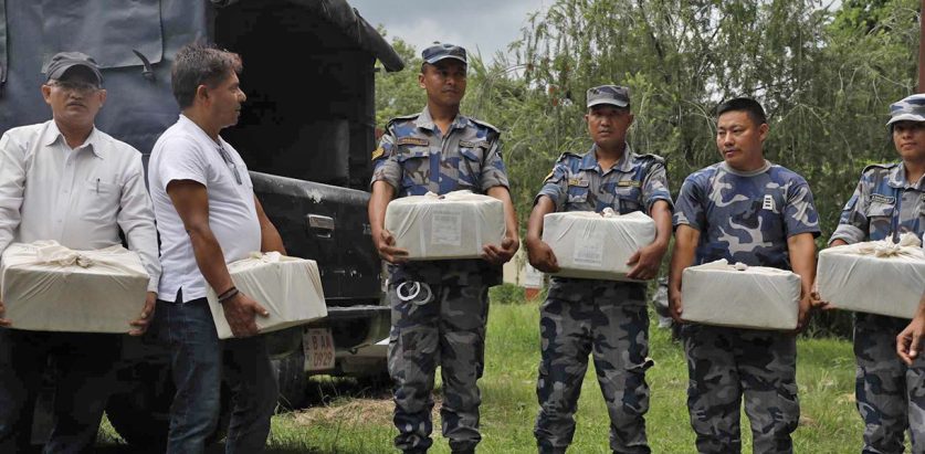 वास्तविक तौल थाहा पाउन ब्रेक शुबाट सुन निकालेर जोख्दै