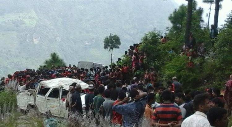 जिप दुर्घटनामा १ बालिकाको मृत्यु ११ जना घाइते