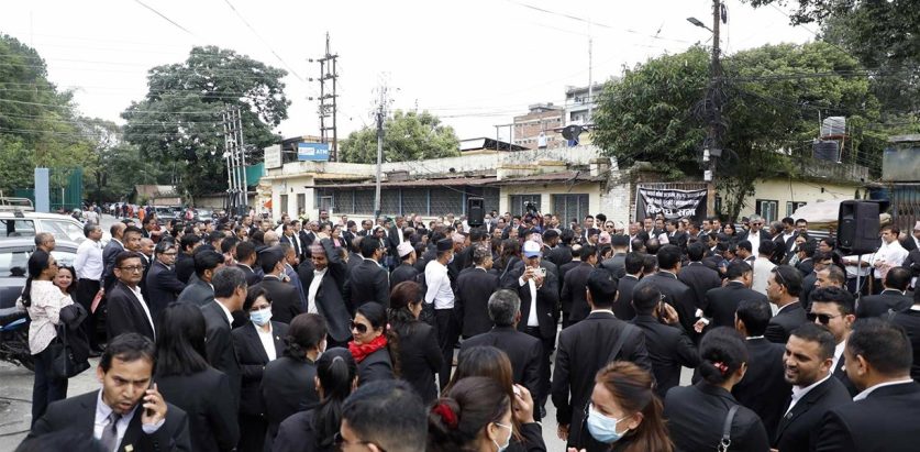बहस छाडेर कानुन व्यवसायीहरु आफैं न्याय माग्दै