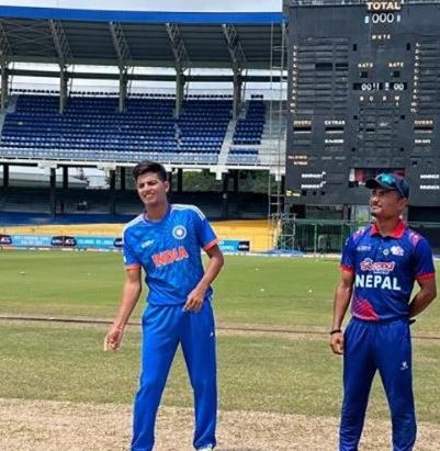 टस जितेर नेपाल ब्याटिङ गर्दै