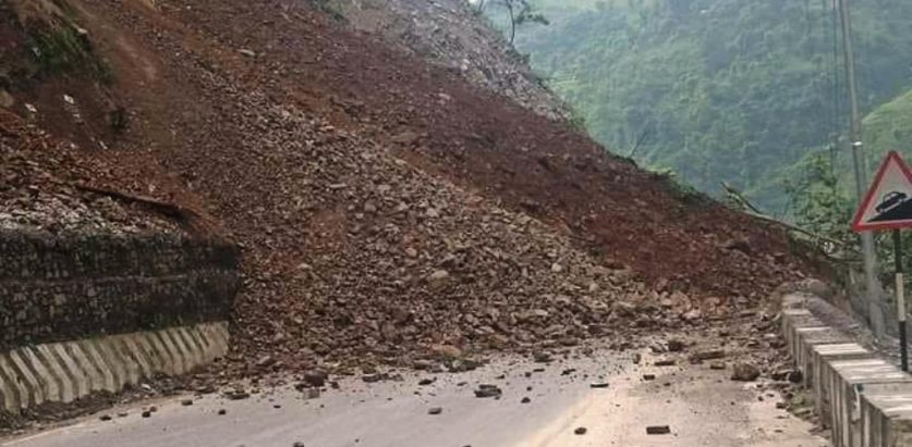 पहिरो खसेपछि दुईतर्फी नै सडक अवरुद्ध