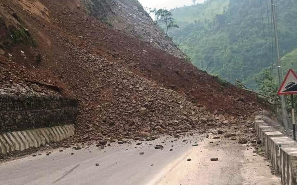 पहिरो खसेपछि दुईतर्फी नै सडक अवरुद्ध