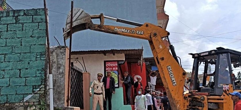 पोखरामा पनि महानगरले चलायो डोजर