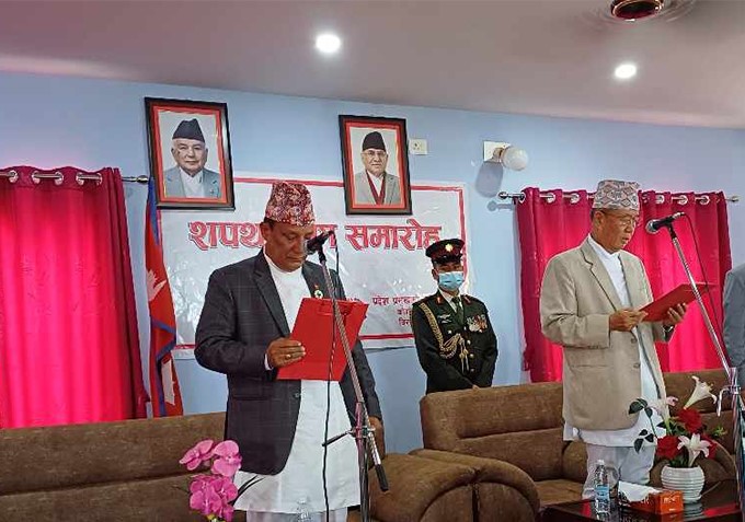 कोशीमा थापा मुख्यमन्त्रीले लिए शपथ