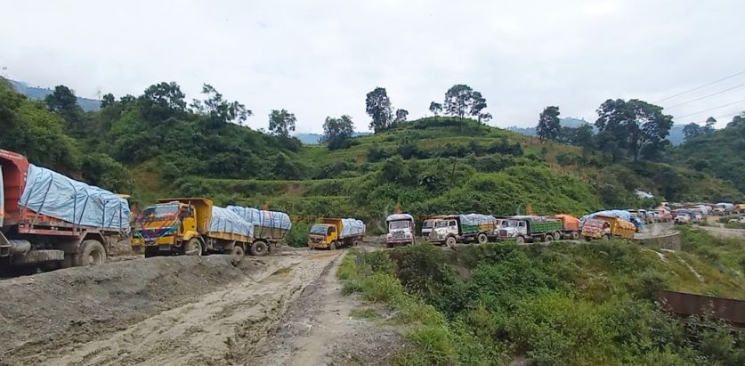 बन्चरेडाँडा र सिसडोल जाँदै गरेका गाडीहरु बीचमै रोकिए