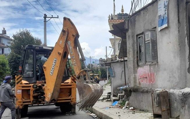 भद्रकुमारी घलेको सेवा सदन भत्काउँदै महानगर