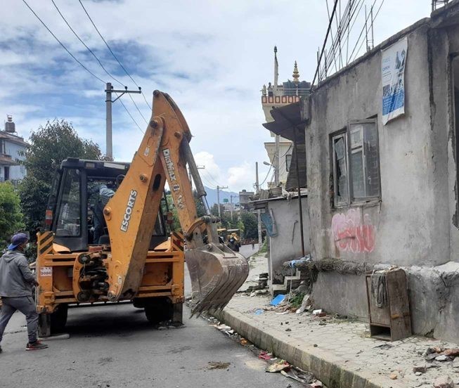 भद्रकुमारी घलेको सेवा सदन भत्काउँदै महानगर