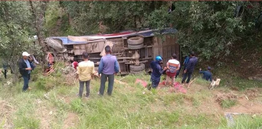 बस दुर्घटनामा १ को मृत्यु, १६ जना घाइते