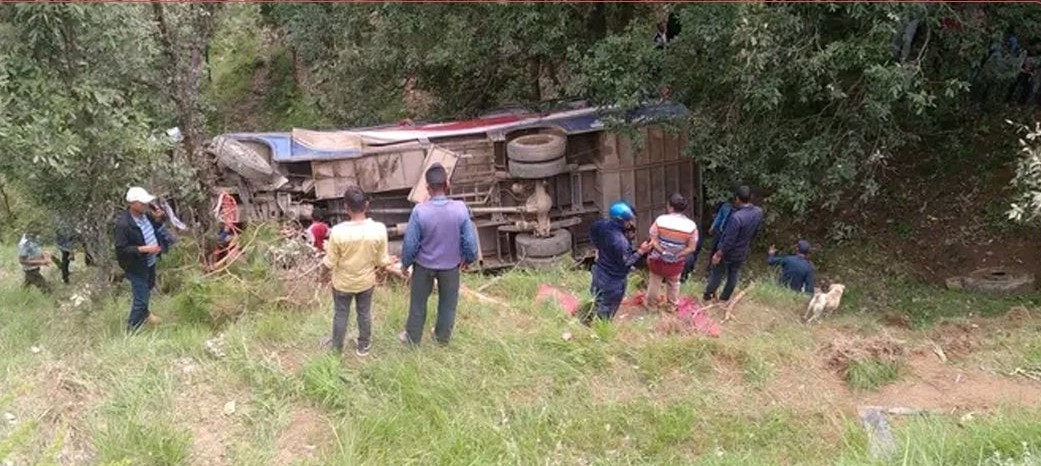 बस दुर्घटनामा १ को मृत्यु, १६ जना घाइते