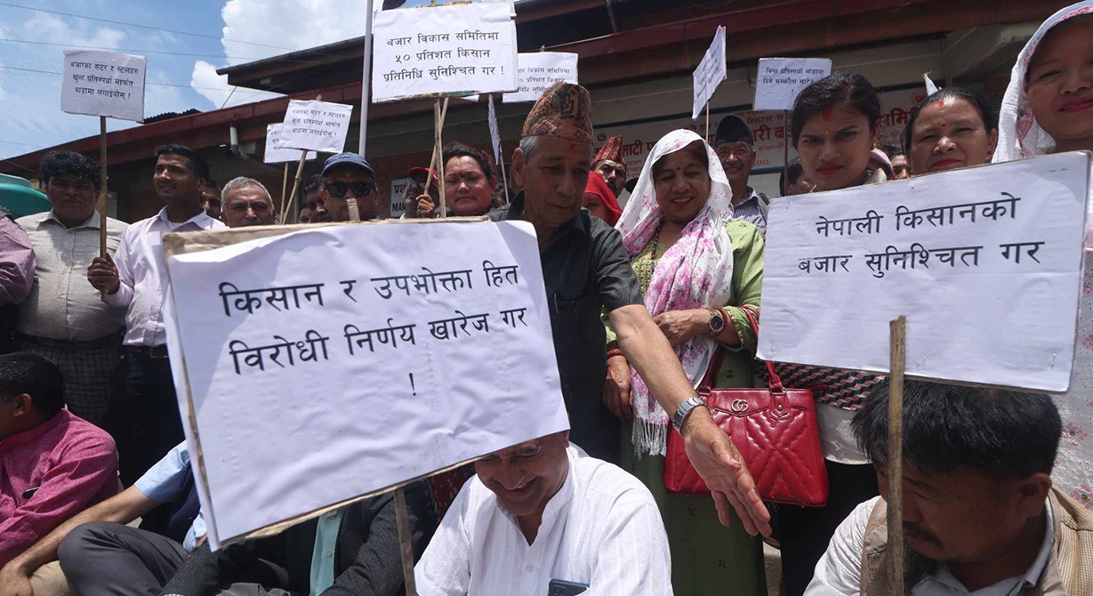 कालीमाटी तरकारी बजारमा किसानहरु कृषिमन्त्रीको राजीनामा माग्दै